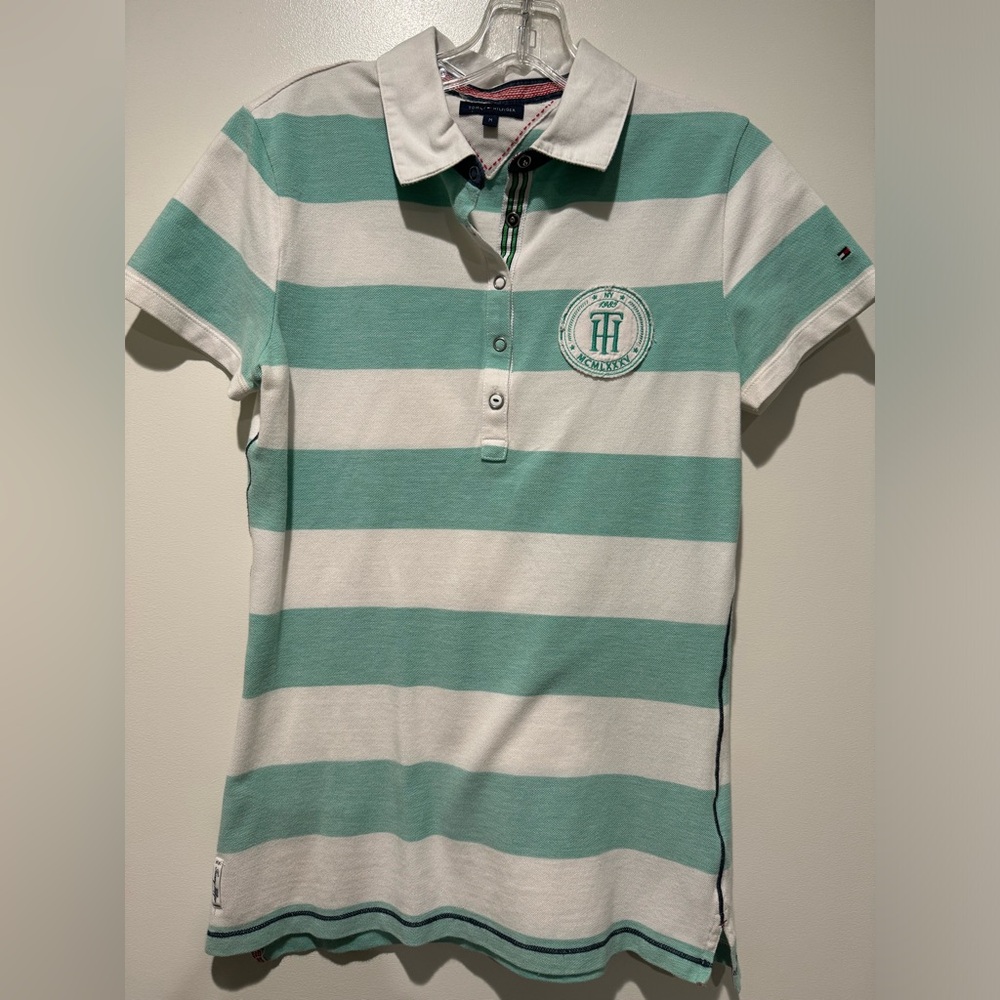 Vintage Tommy Hilfiger short sleeve polo with contrast stitching. Medium